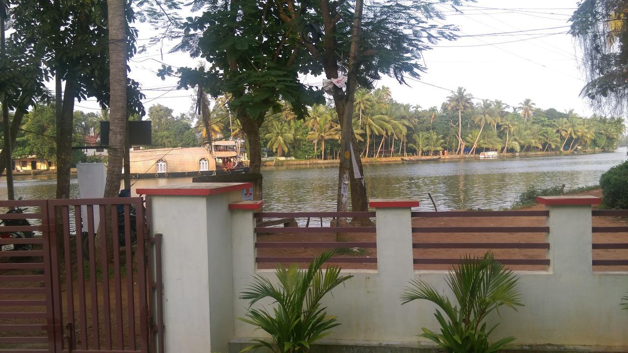 Punerjeni Homes Alappuzha Exterior foto