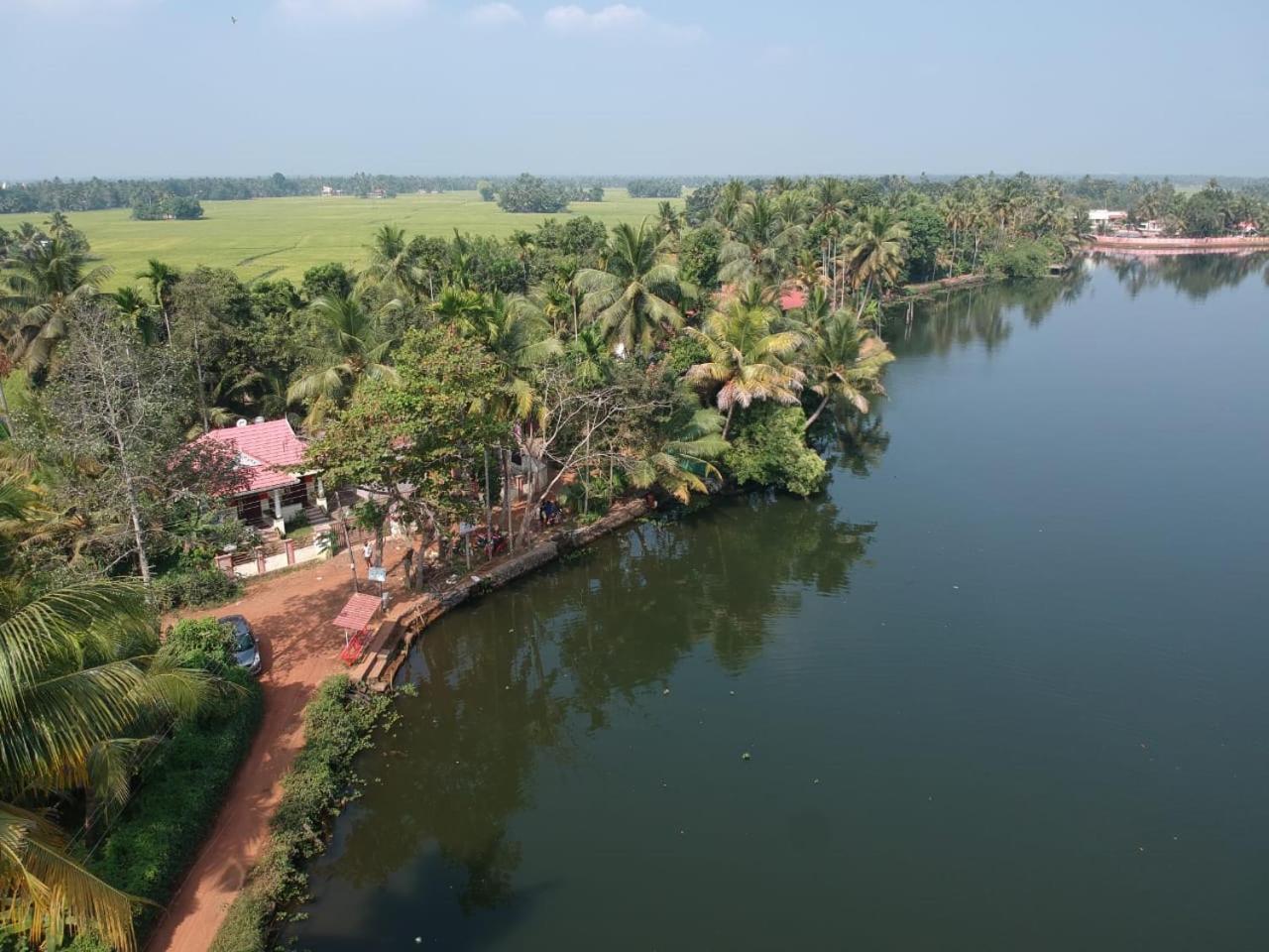 Punerjeni Homes Alappuzha Exterior foto